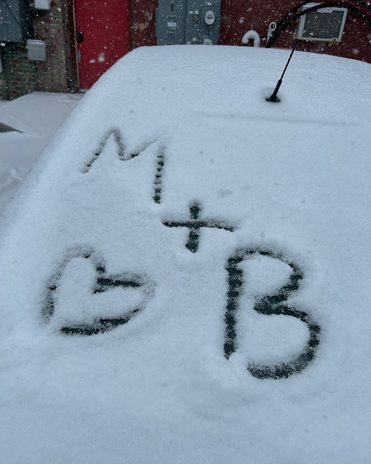 M mais B escritos na neve